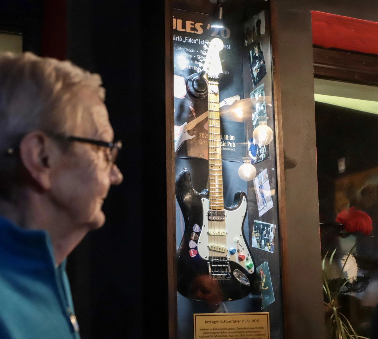 Kerékgyártó Füles István gitár vitrin avató a Grizzly Music Pubban