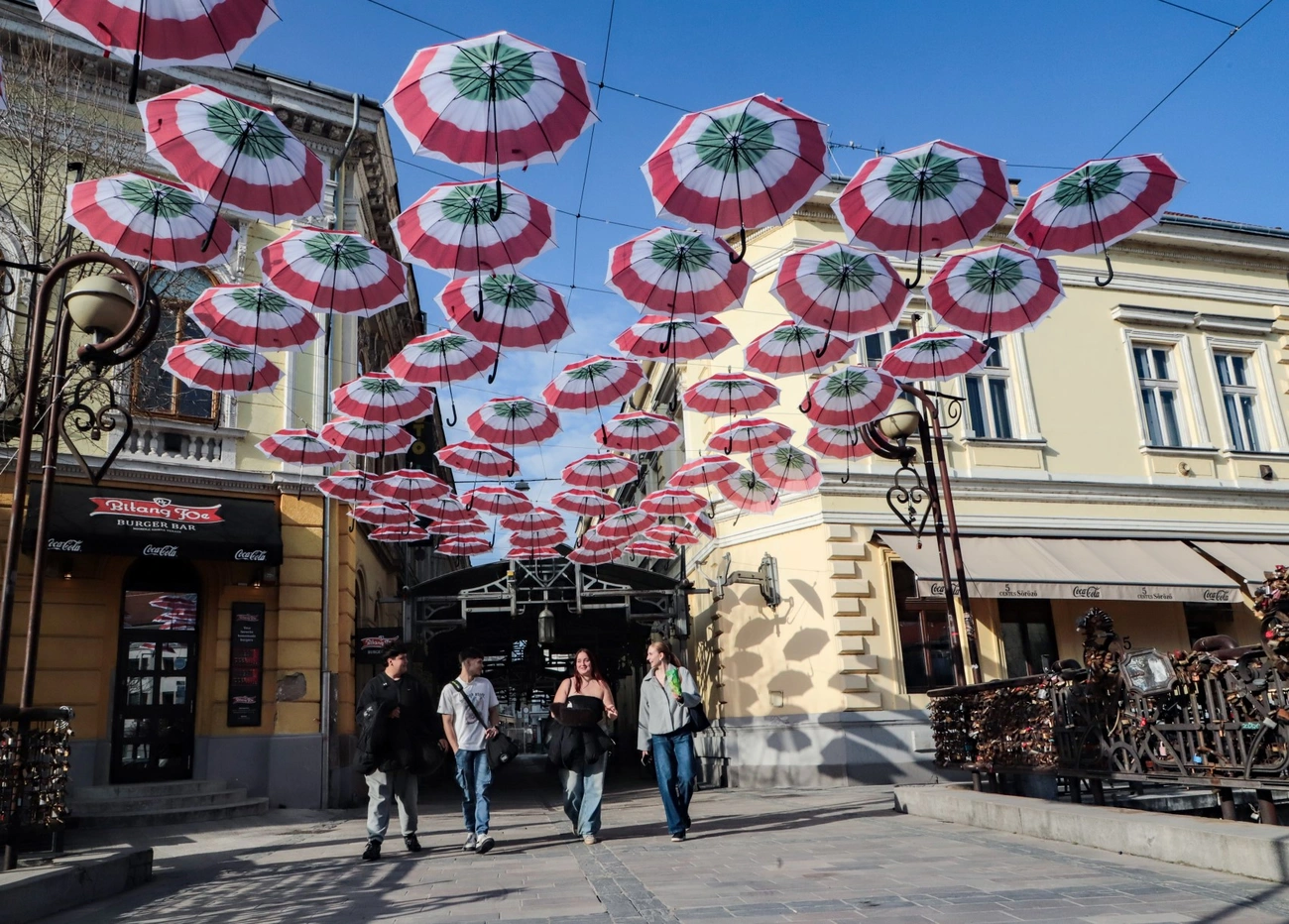 Kokárdás esernyők a Kandia közben