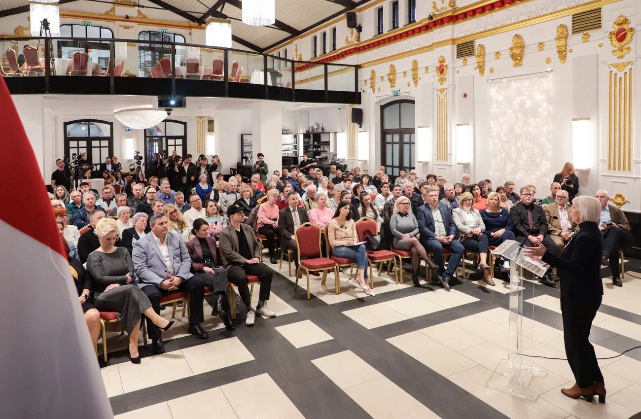 Szentkirályi Alexandra országjáró fóruma a Vigadóban