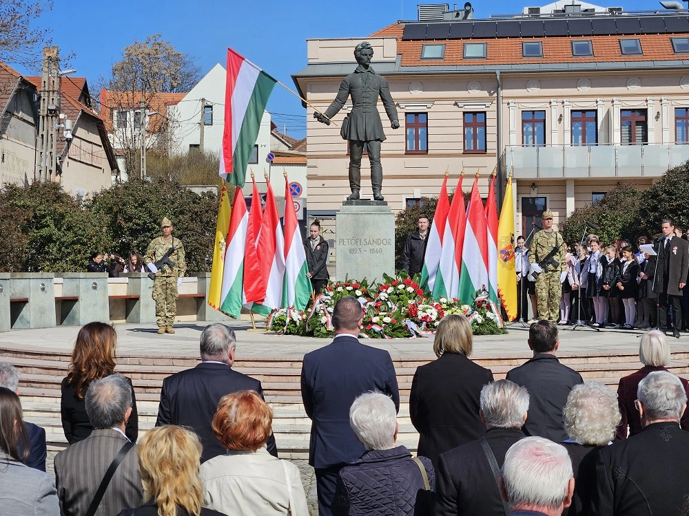 Március 15-ei megemlékezés a Petőfi téren