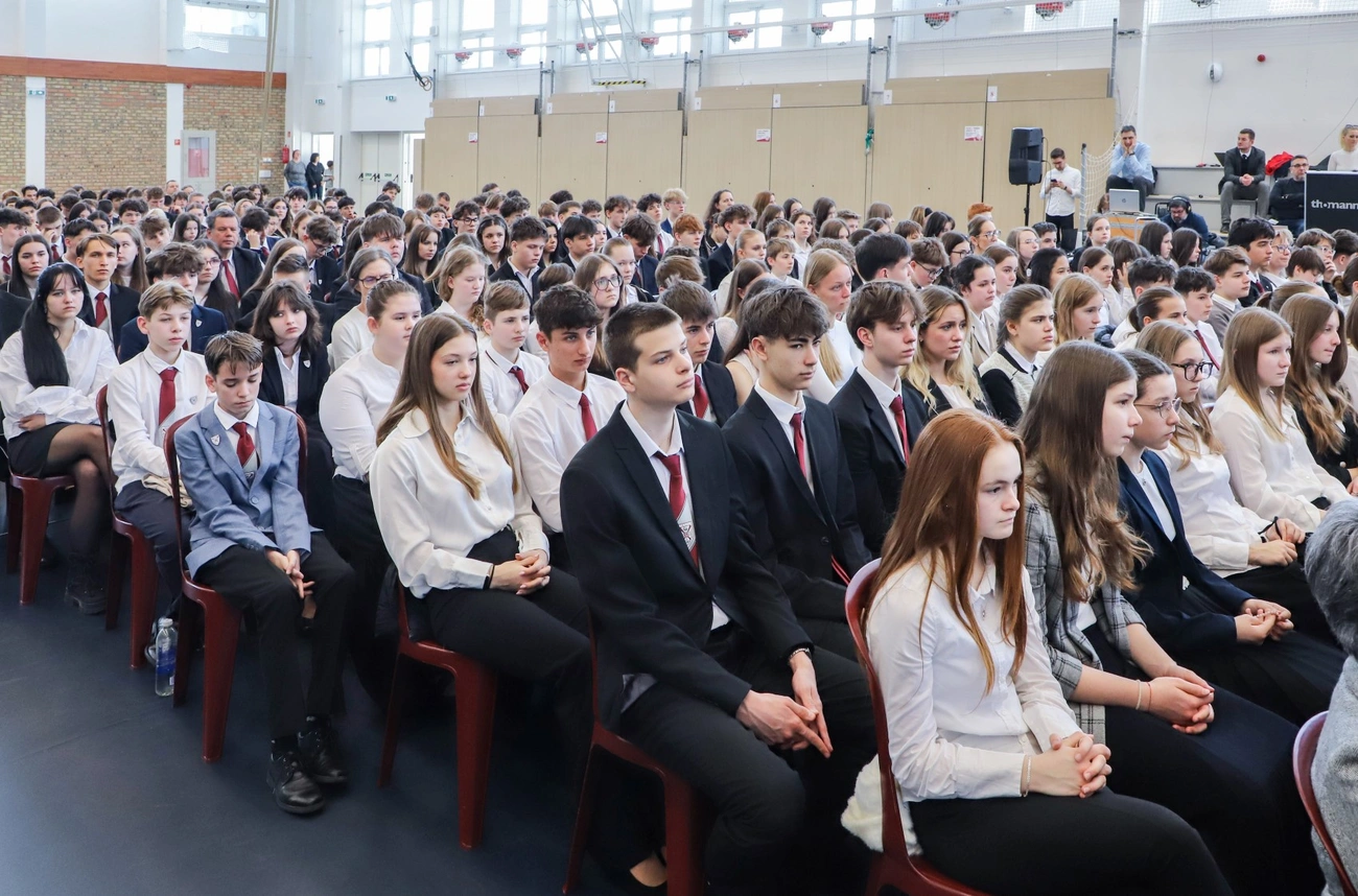 Jezsuita szentmise alapkőletétel előtt