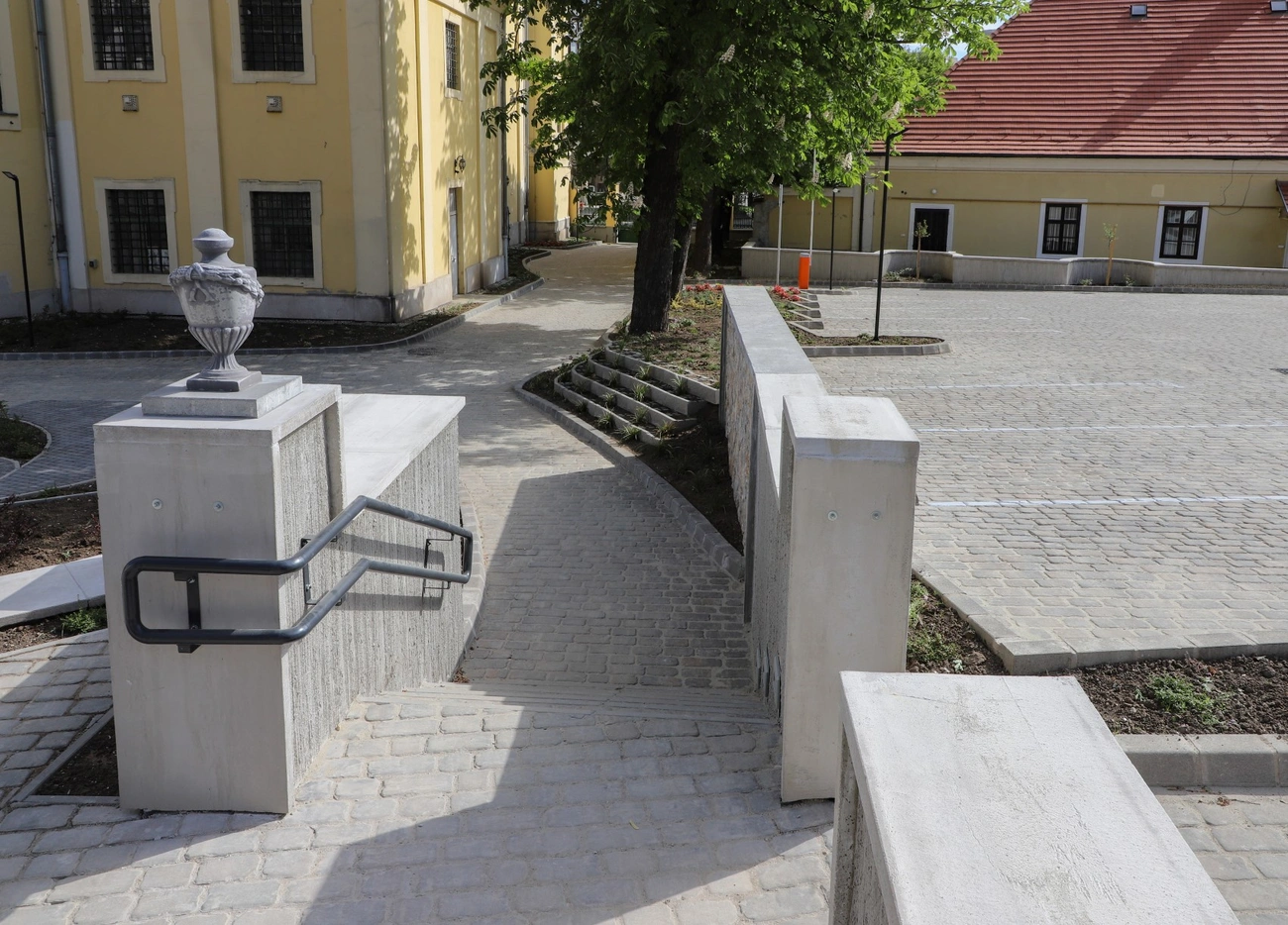 Megújult a Mimdszenti templom udvara