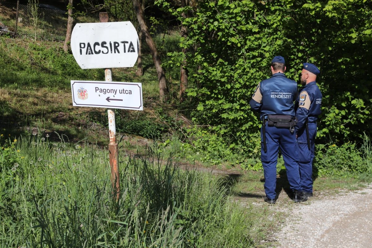 Rendészeti akció a Pacsirta utcában. Fotó: Juhász Ákos