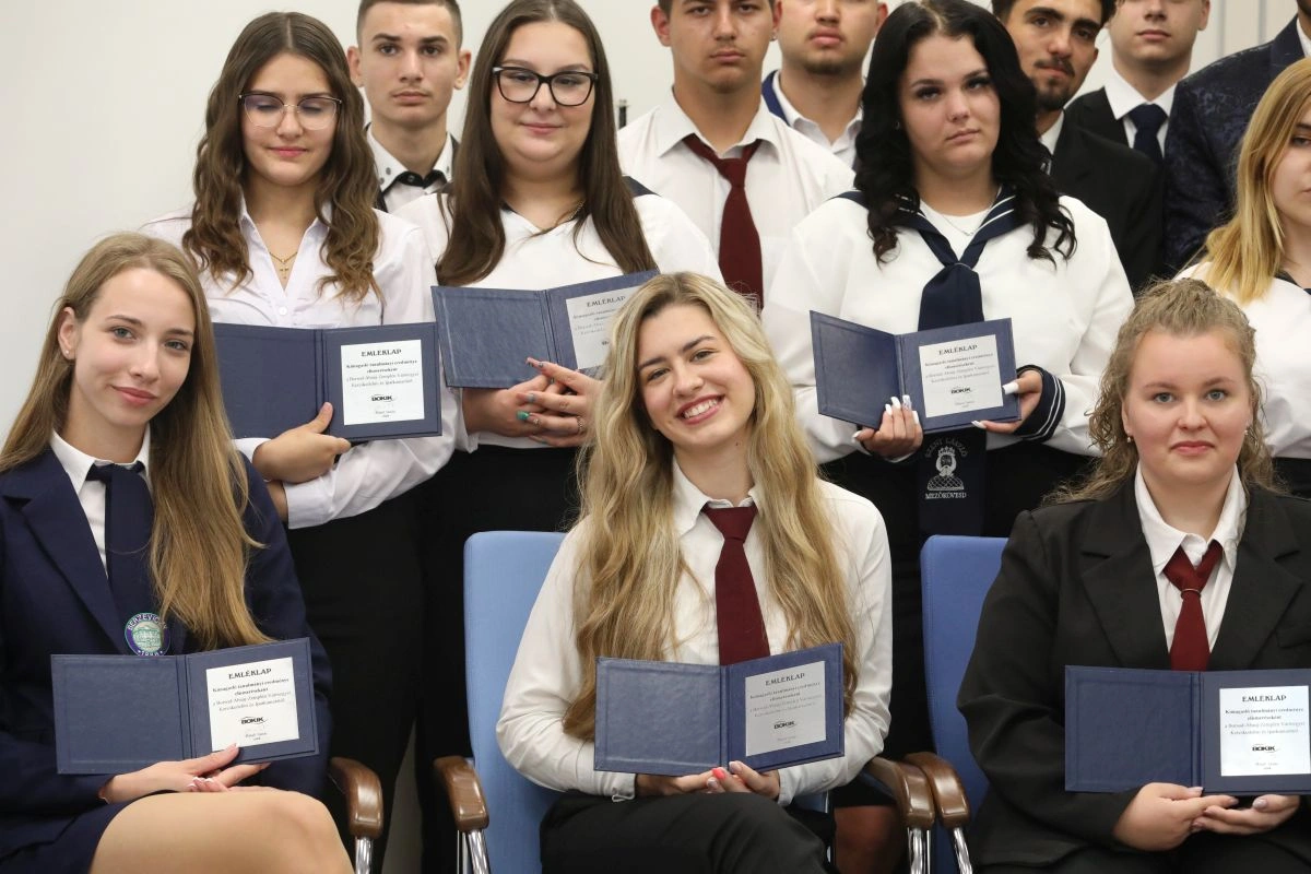 Szakmájukban kiemelkedők – elismerést kaptak a legjobb borsodi diákok. Fotó: Juhász Ákos