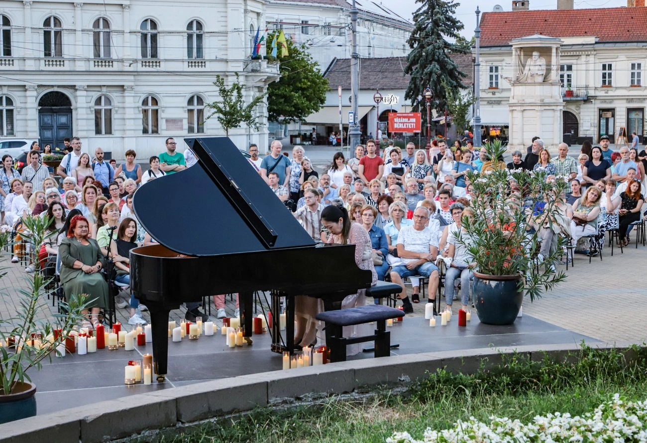 Gyertyafényes zongoraest a Szent István téren