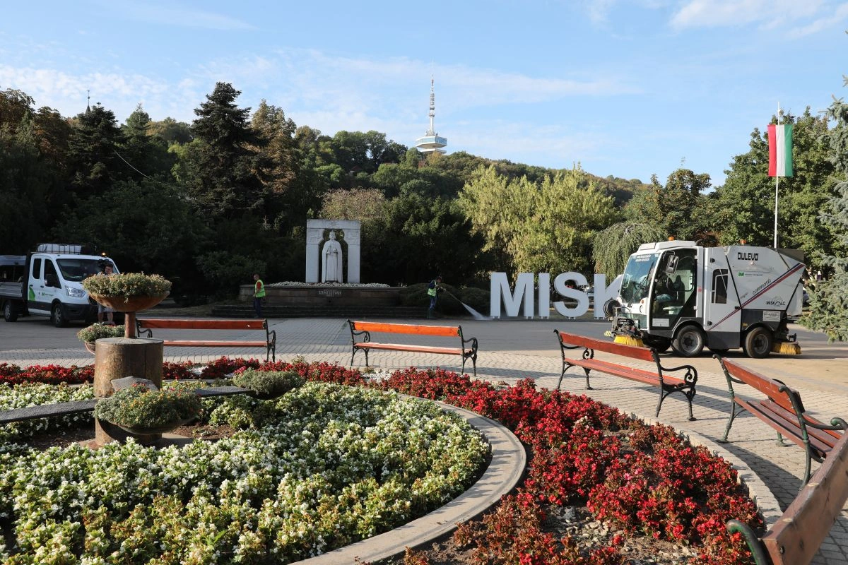 Takarítás a miskolci belvárosban. Fotó: Juhász Ákos