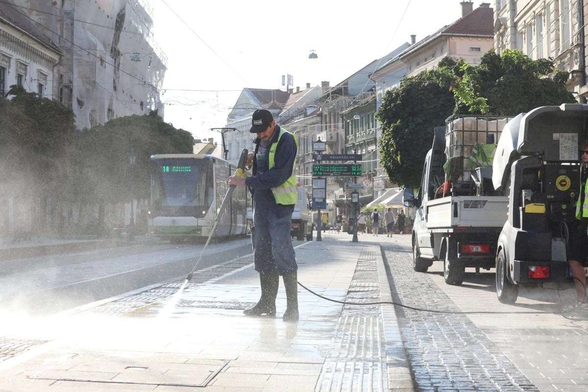 Takarítás a miskolci belvárosban. Fotó: Juhász Ákos