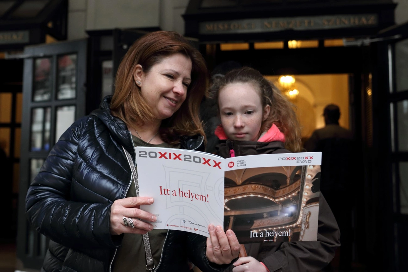 A Miskolci Nemzeti Színház évadhirdetője 