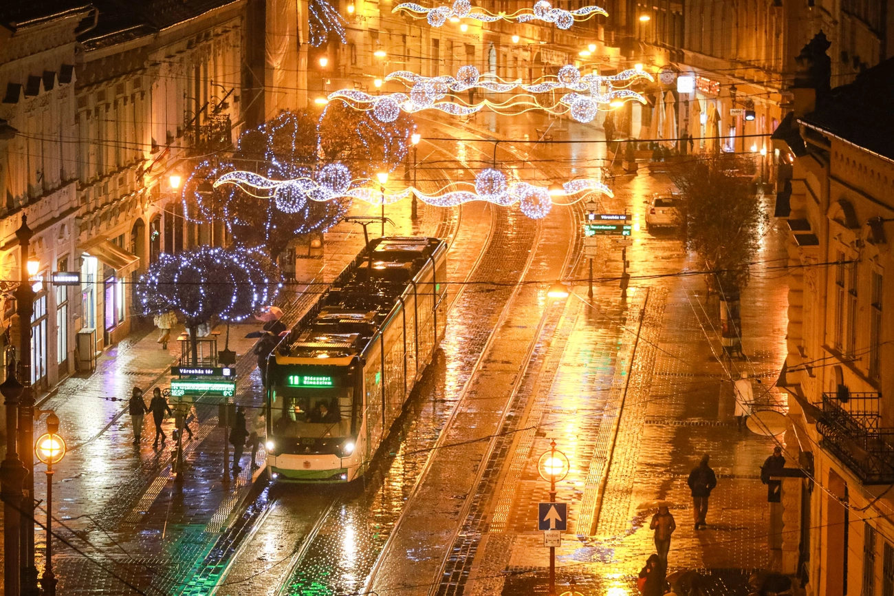 Felkapcsolták a fényeket, elkezdődött az adventi forgatag 