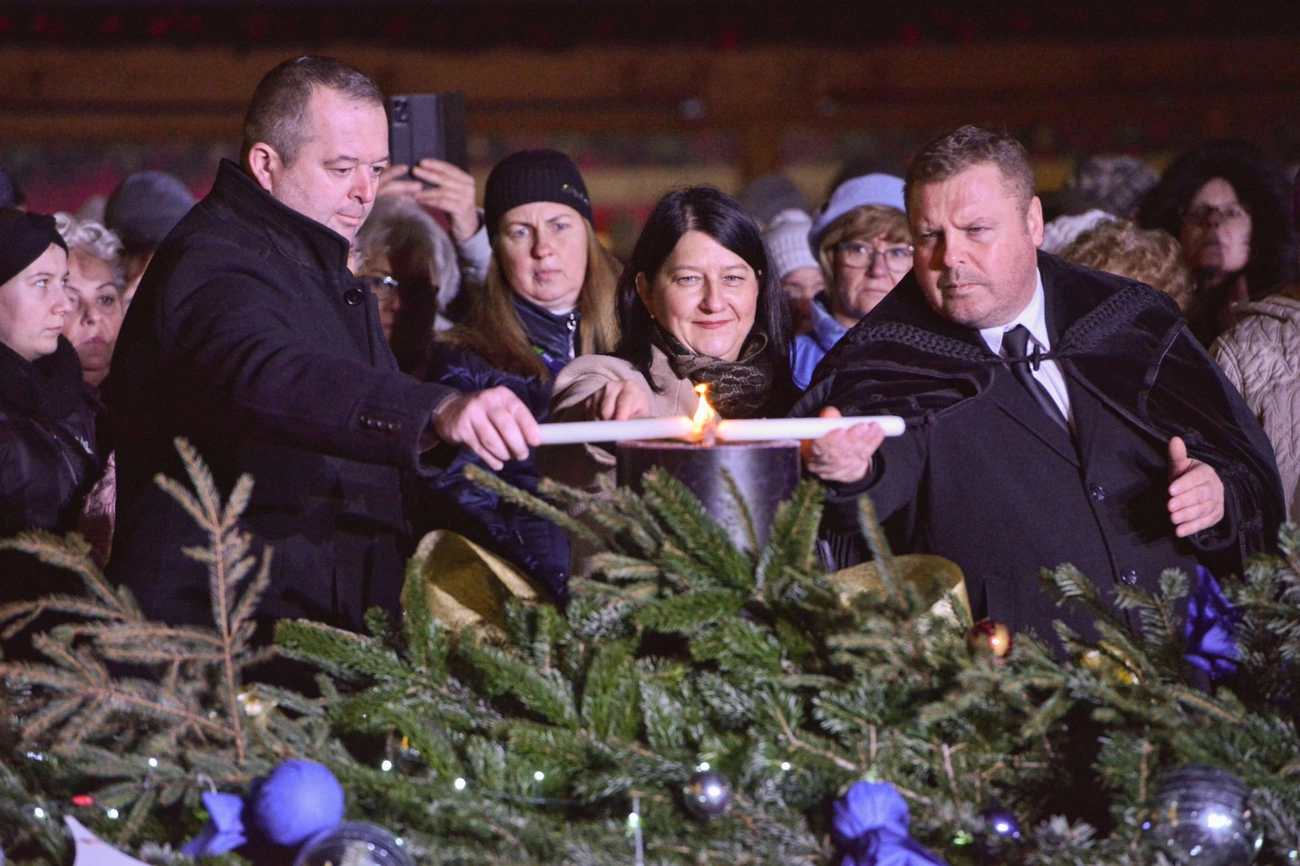 Adventi gyertyagyújtás a Szent István téren 