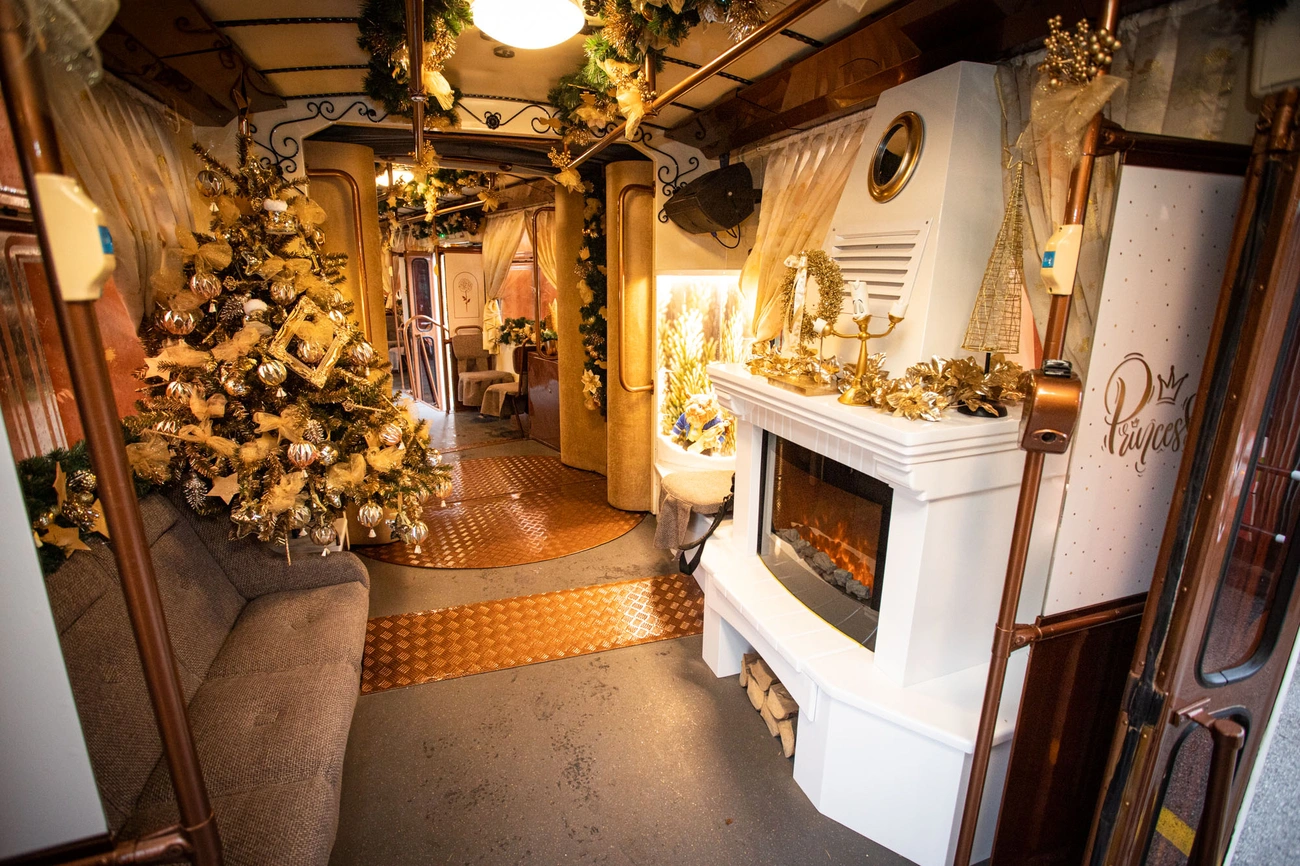 Így fest az adventi villamos belülről  