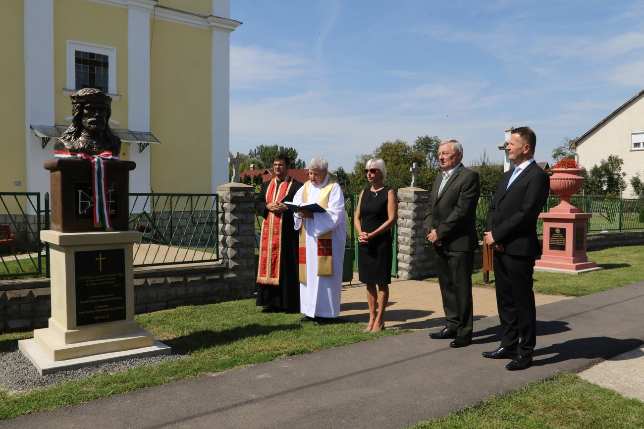 Ünnepségek és út átadó Arnóton 