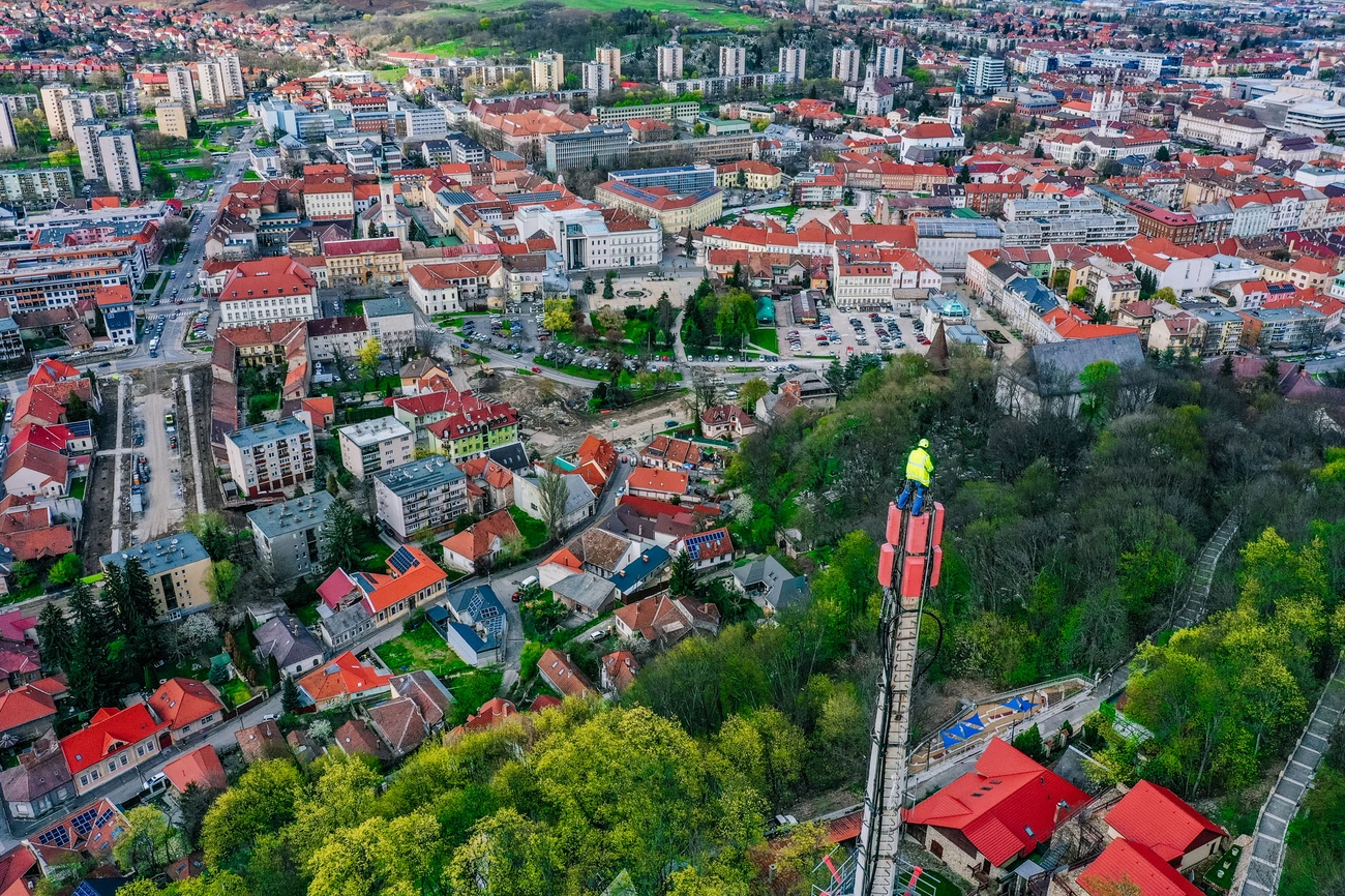 Óriásdaruval emelték le a tévétorony csúcsát II 
