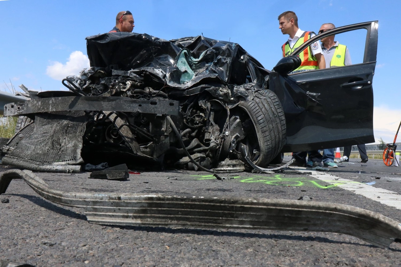 Kamionba rohant egy autó az M30-ason 