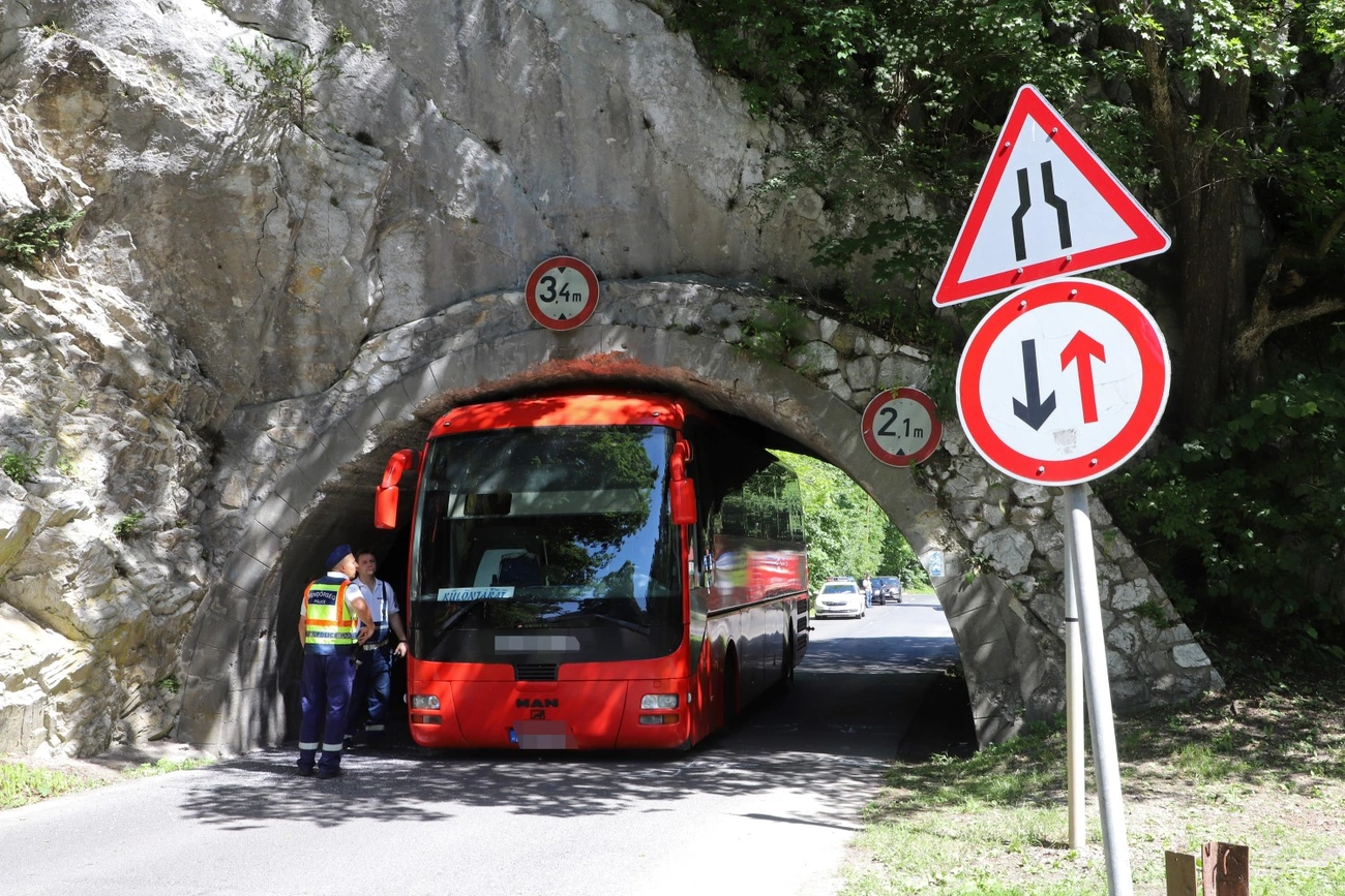 Turistabusz szorult a Lillafüreden az átjáróba 