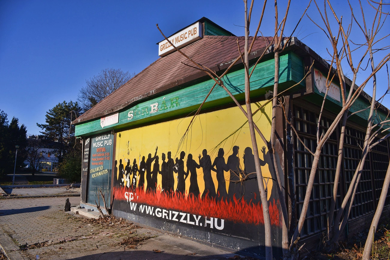 Bontás előtt a régi Grizzly 