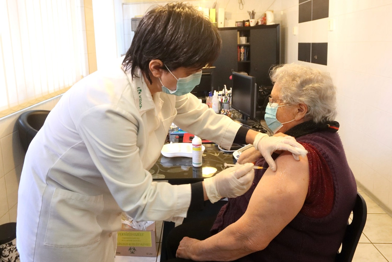 Megkezdődött a lakosság koronavírus elleni oltása Miskolcon 