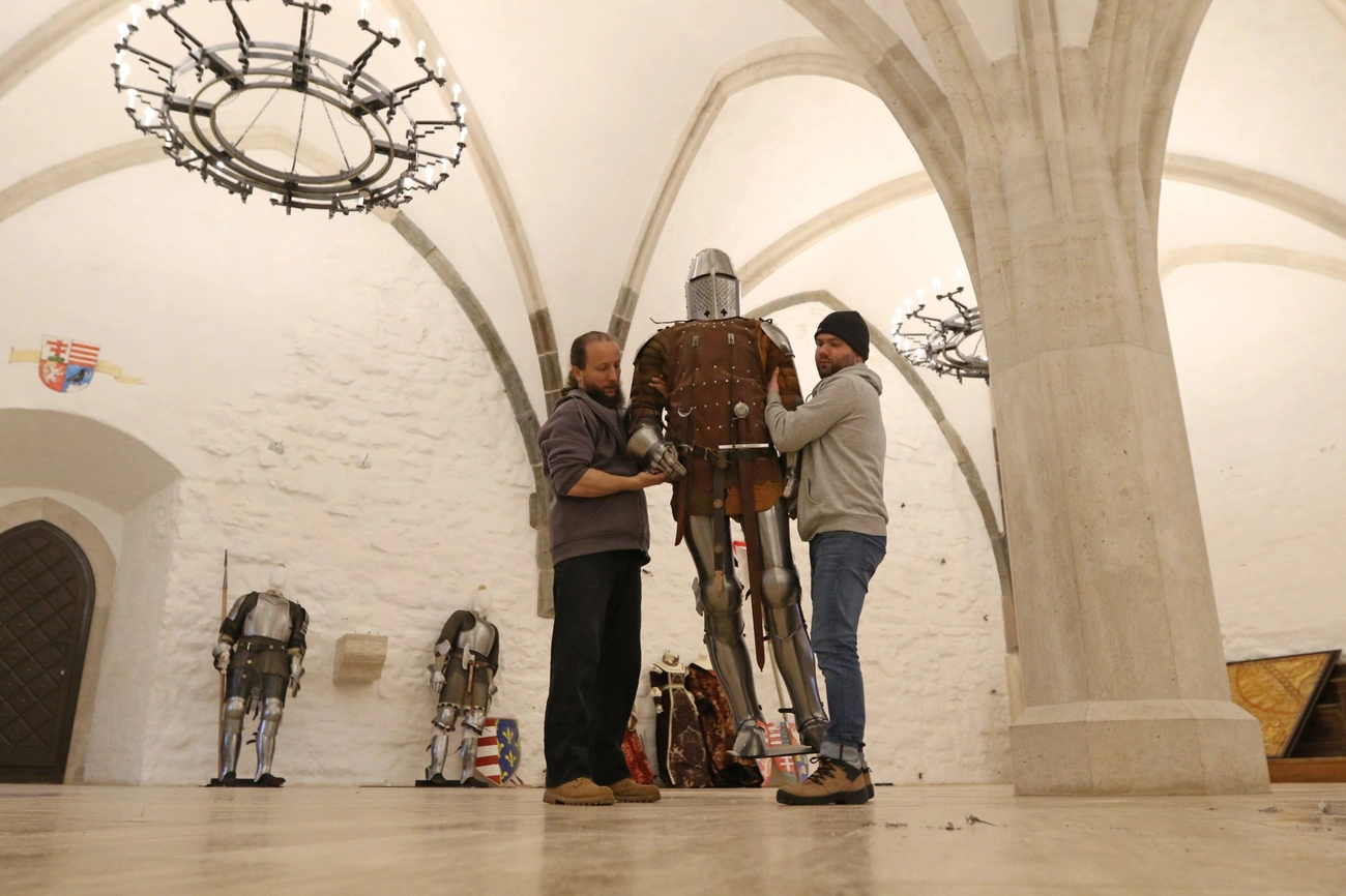 Költözik a vár népe 