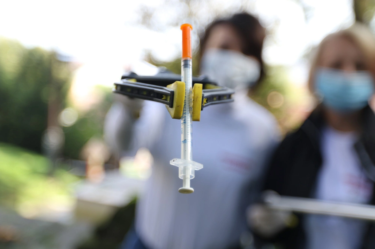 Drogszemét gyűjtése az avasi temetőben 