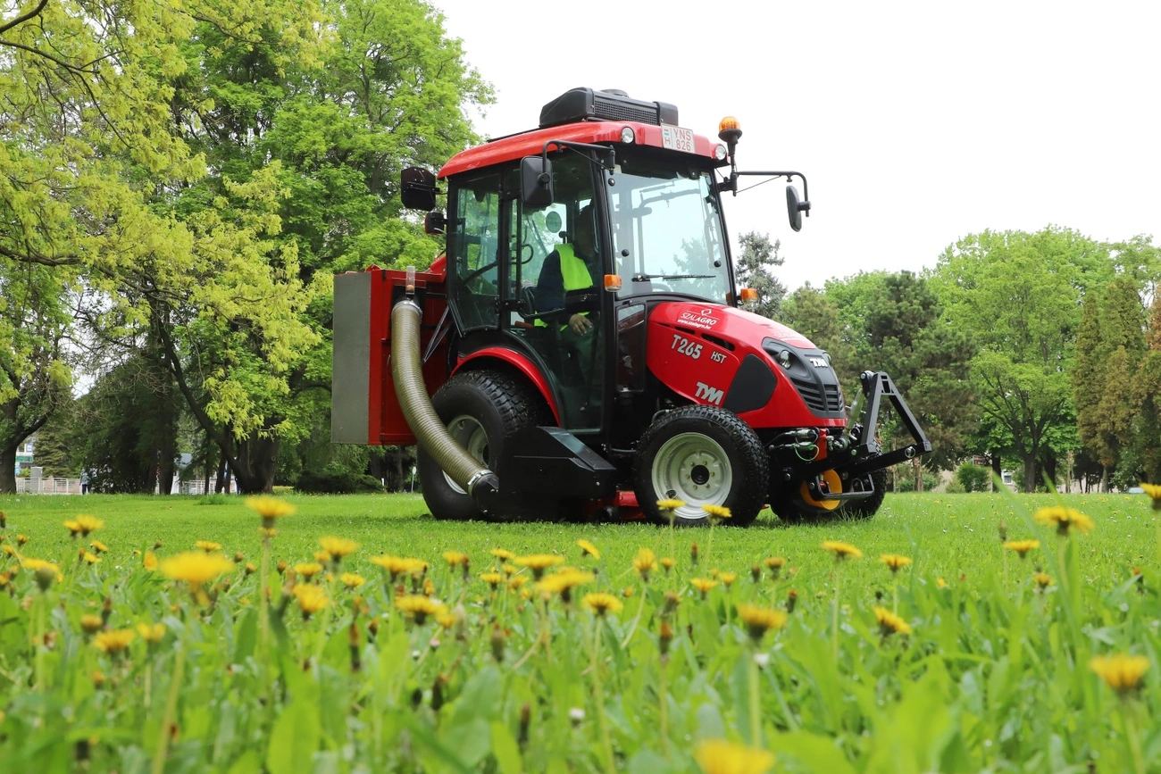 Öt új traktor a Városgazda gépparkjában 