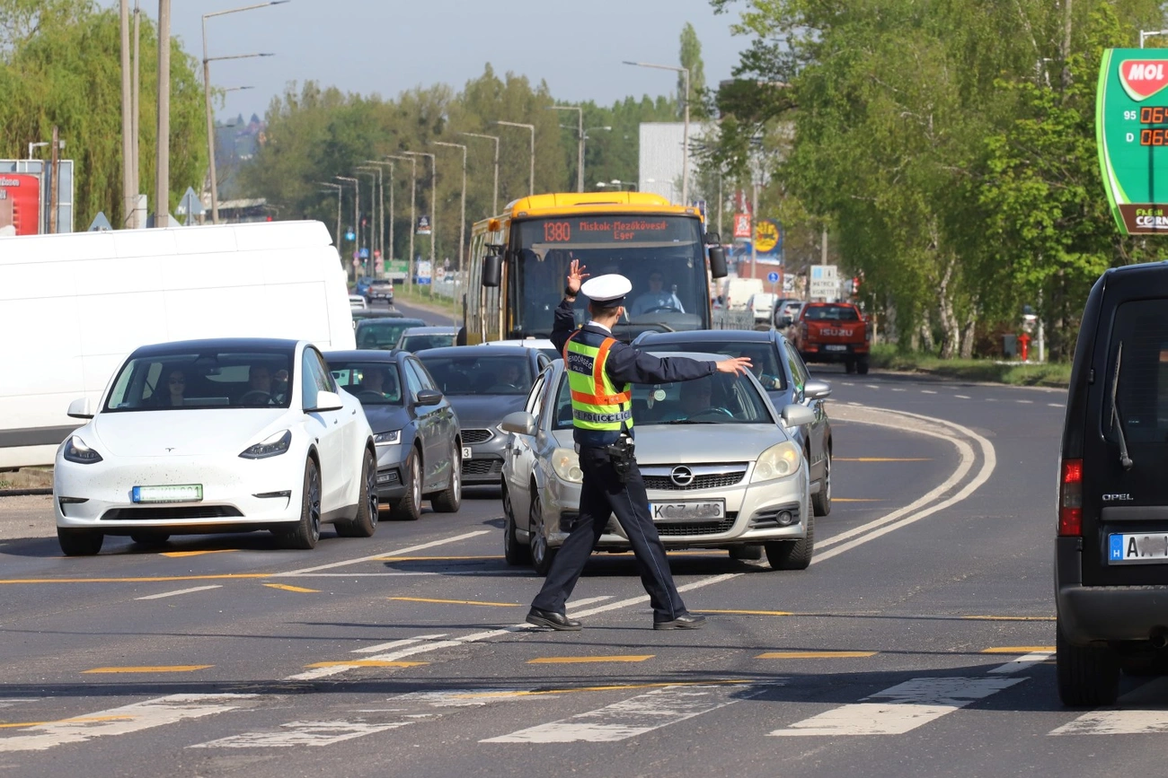 Dugó a harsányi felüljáró átépítése miatt 