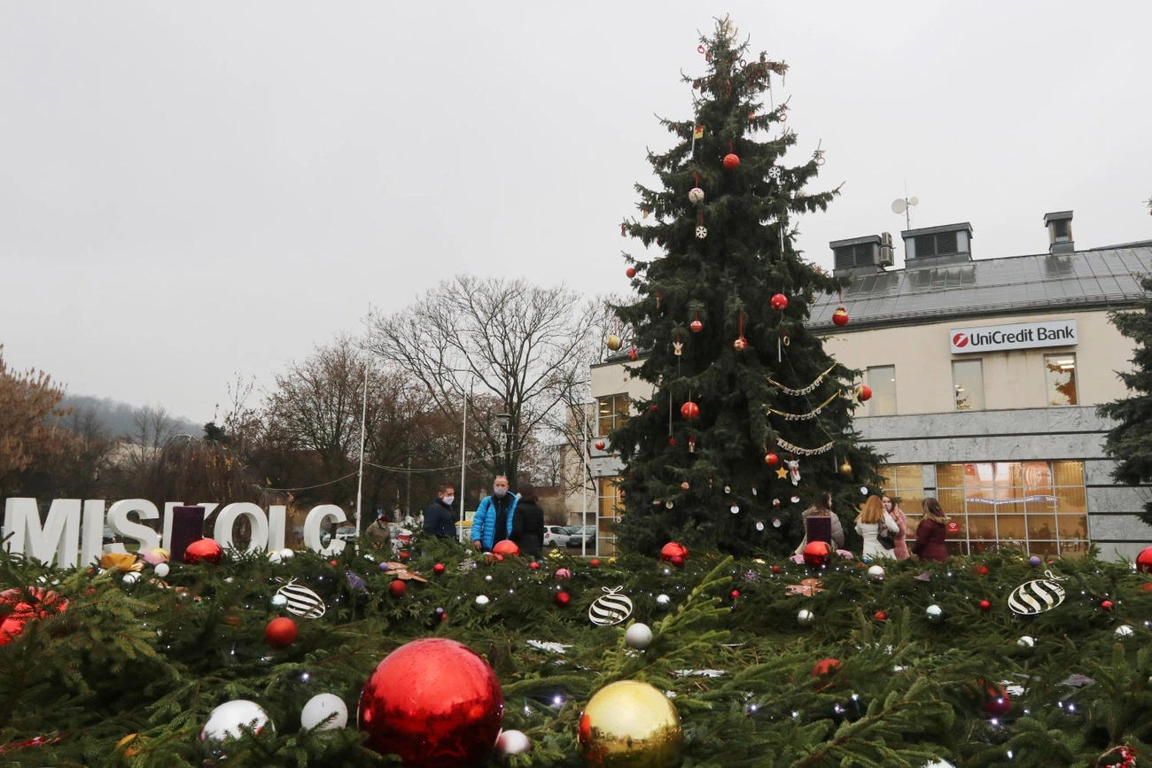 Miskolc Ifjúsági Karácsonyfája a Szent István téren 