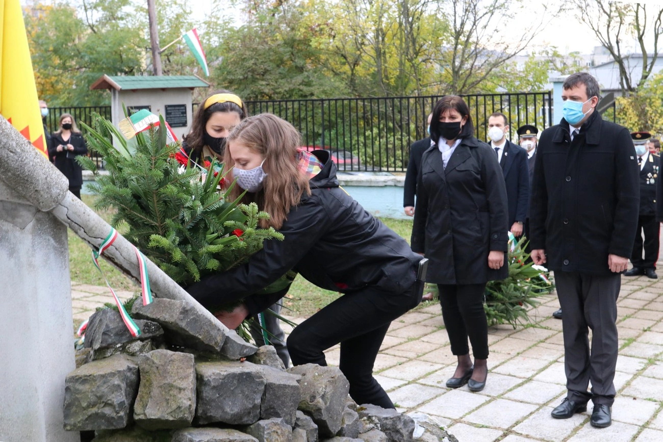 Koszorúzás a Hősök temetőjében 