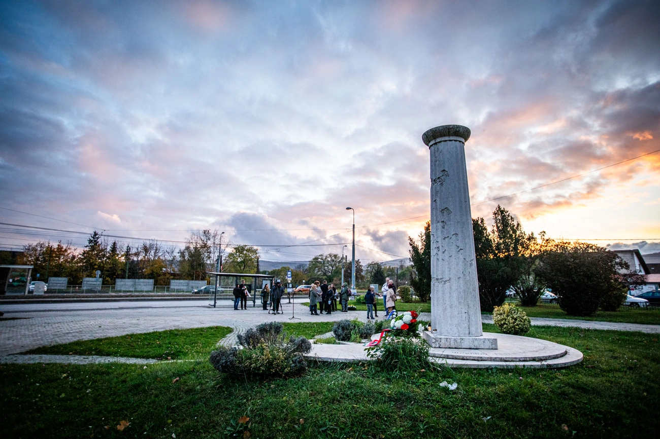 Koszorúzás a Görög emlékműnél 