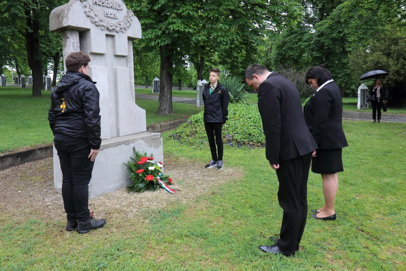 Koszorúzás Hősök napján 