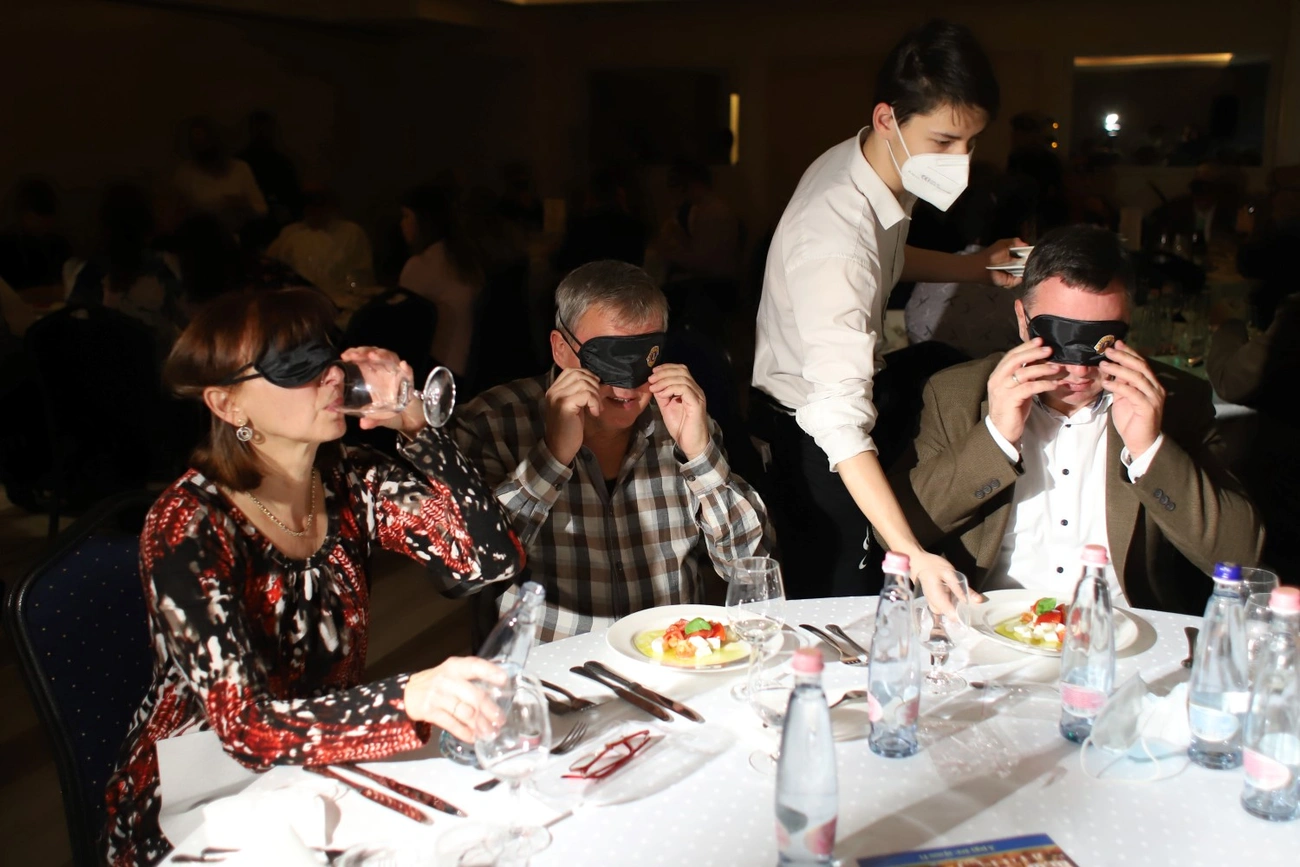 Láthatatlan vacsora a Miskolci Első Lady Lions Club szervezésében 