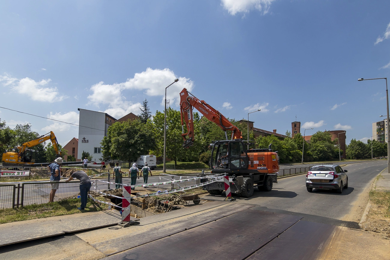  MIHŐ – távhővezeték áthúzása a Jezsuita Gimnázium előtt 