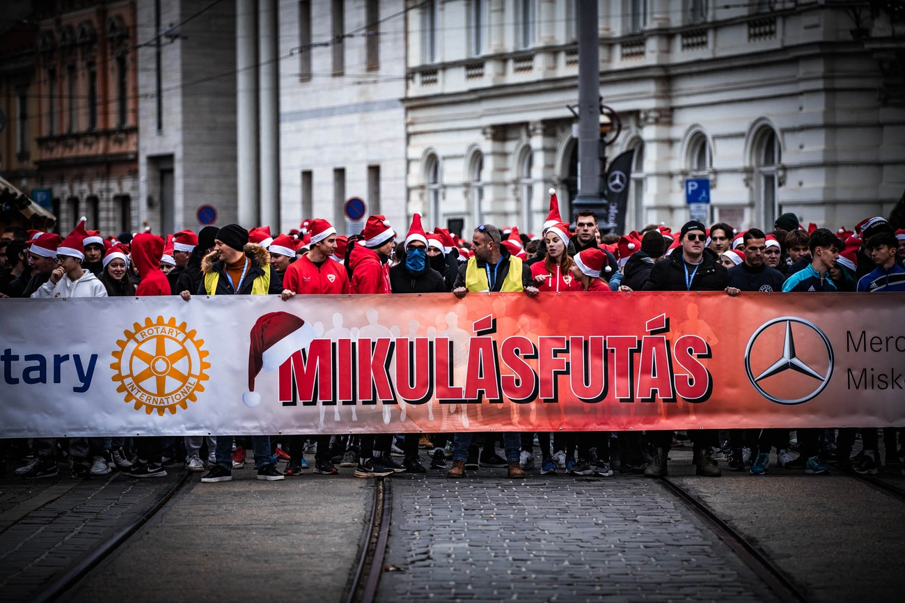 Mikulásfutás a sétálóutcán  
