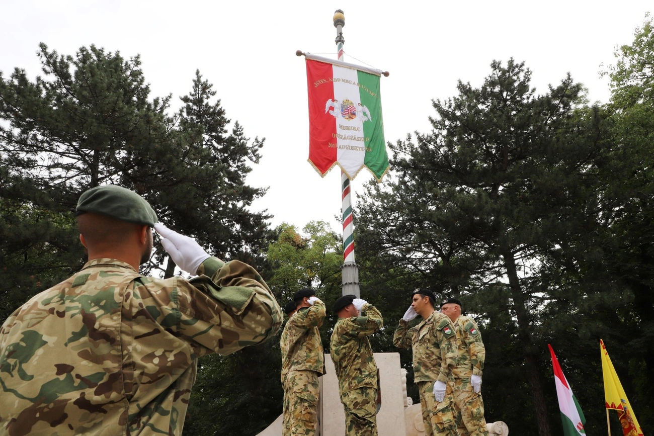 Országzászló felvonás a Népkertben 