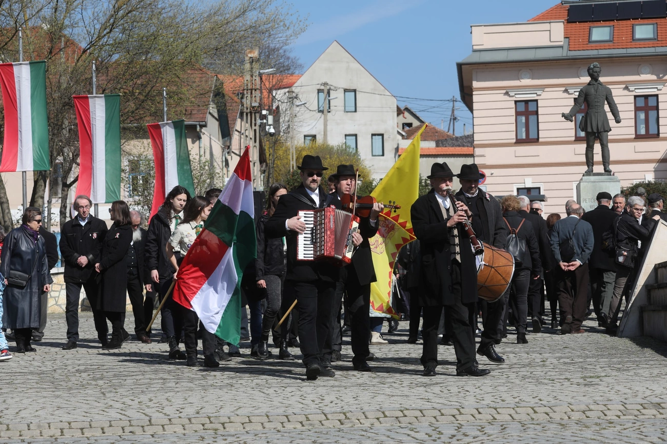Ünnepi megemlékezés a Petőfi téren 