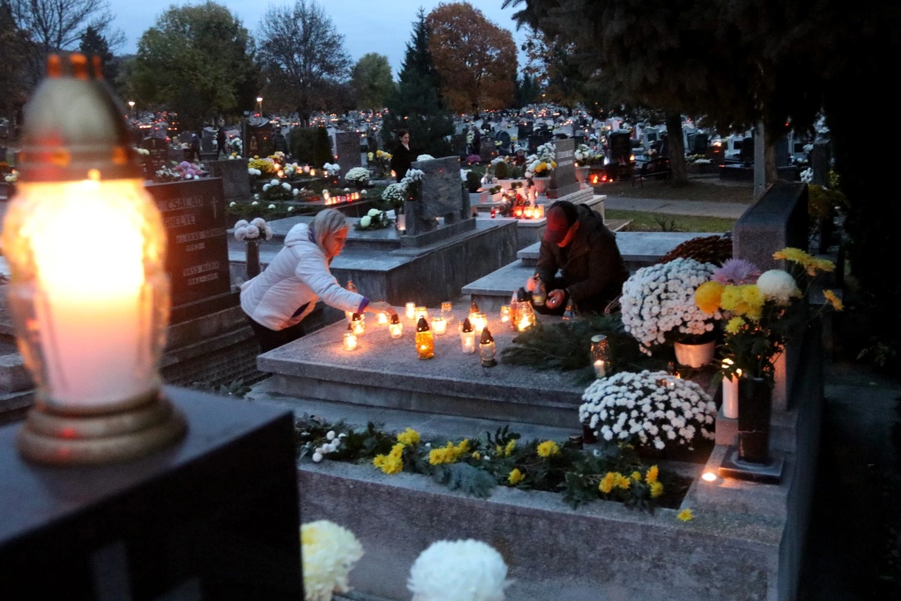 Mindenszentek a Szentpéteri kapui temetőben 