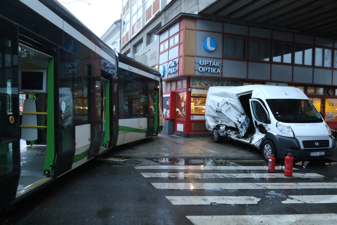 Kiütötte a villamost a Centrumnál egy autó 