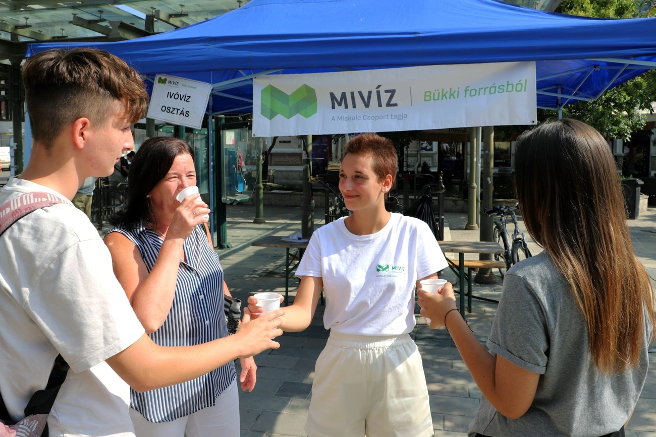 Ivóvíz osztás Miskolcon 