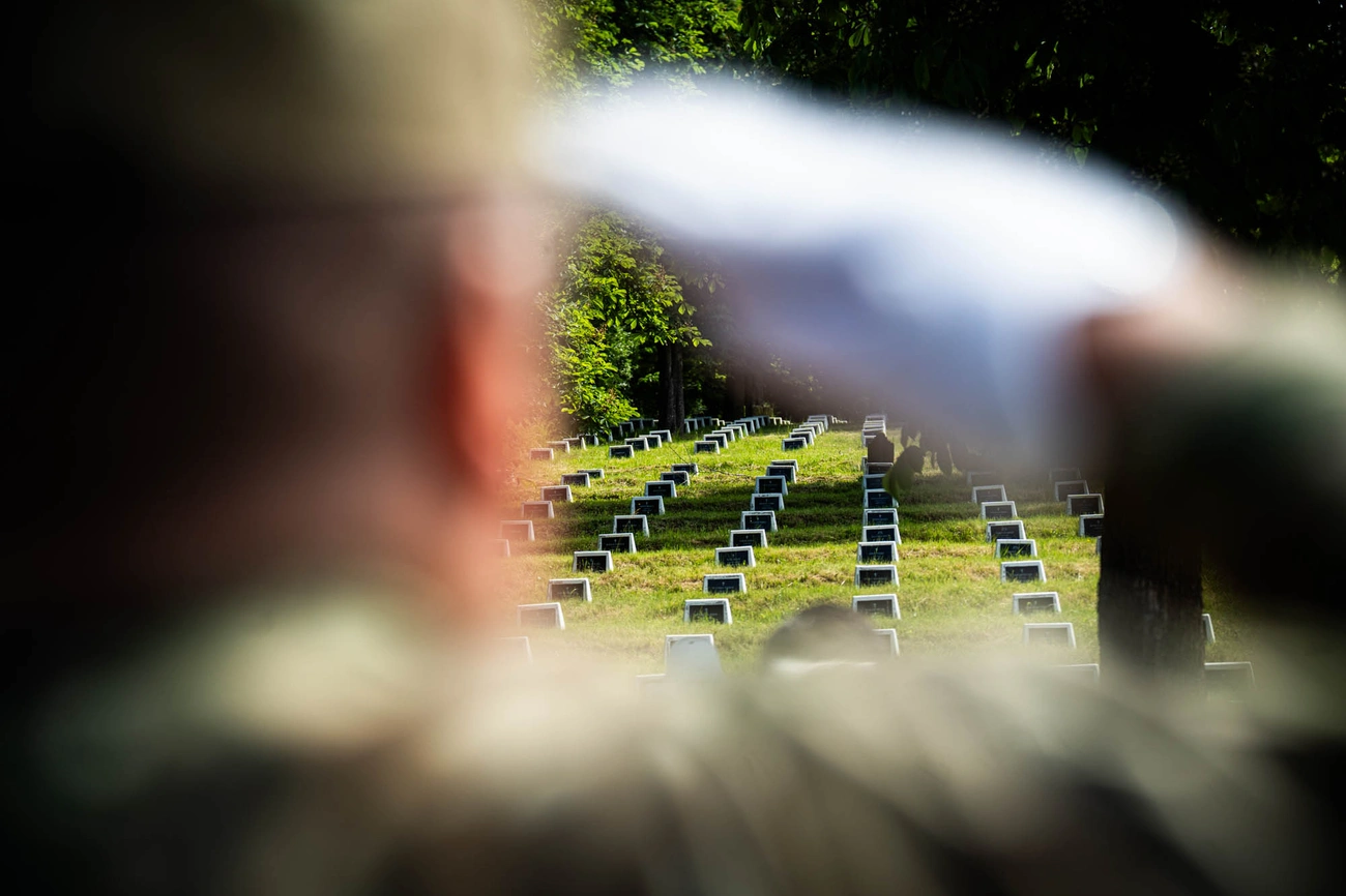 Koszorúzás a Hősök temetőjében