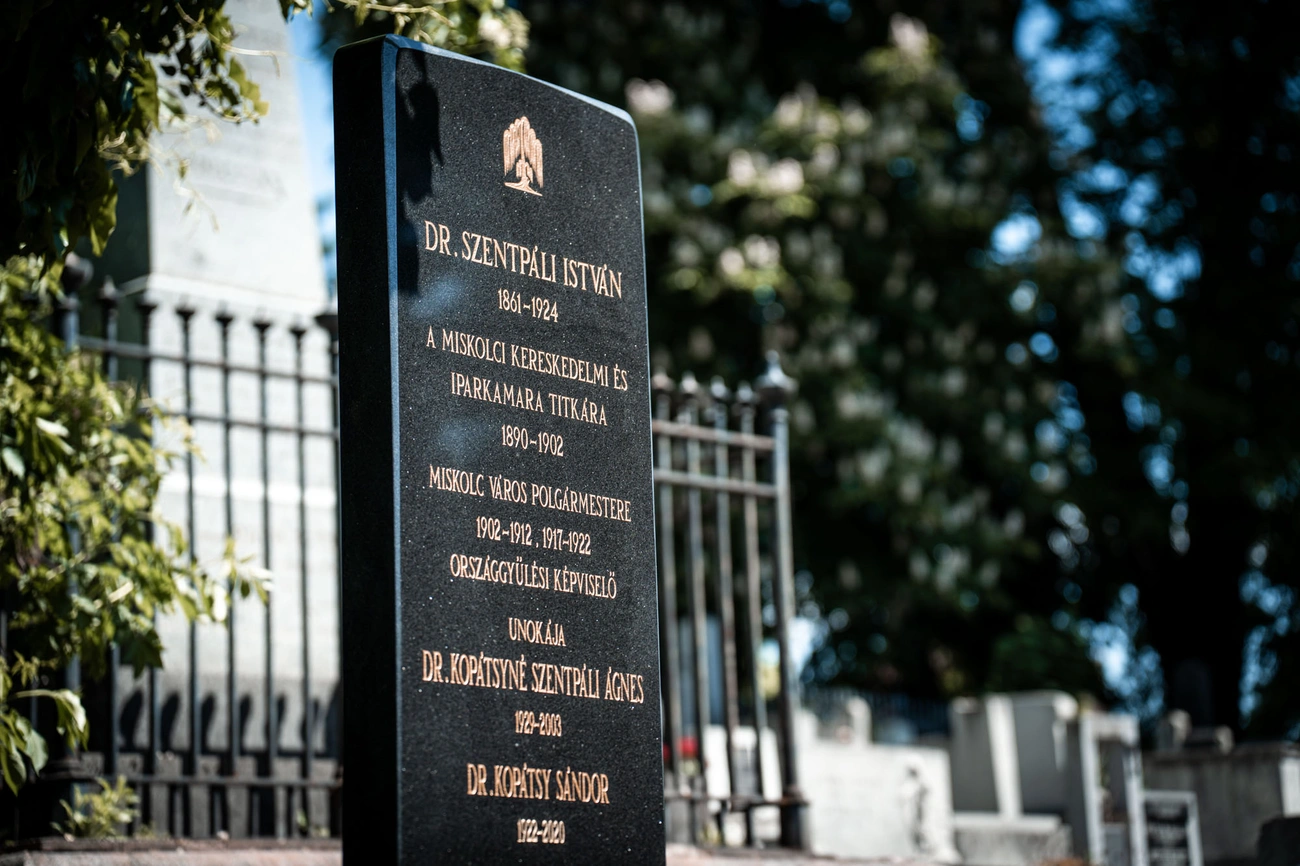 Megkoszorúzták a korábbi polgármesterek sírjait