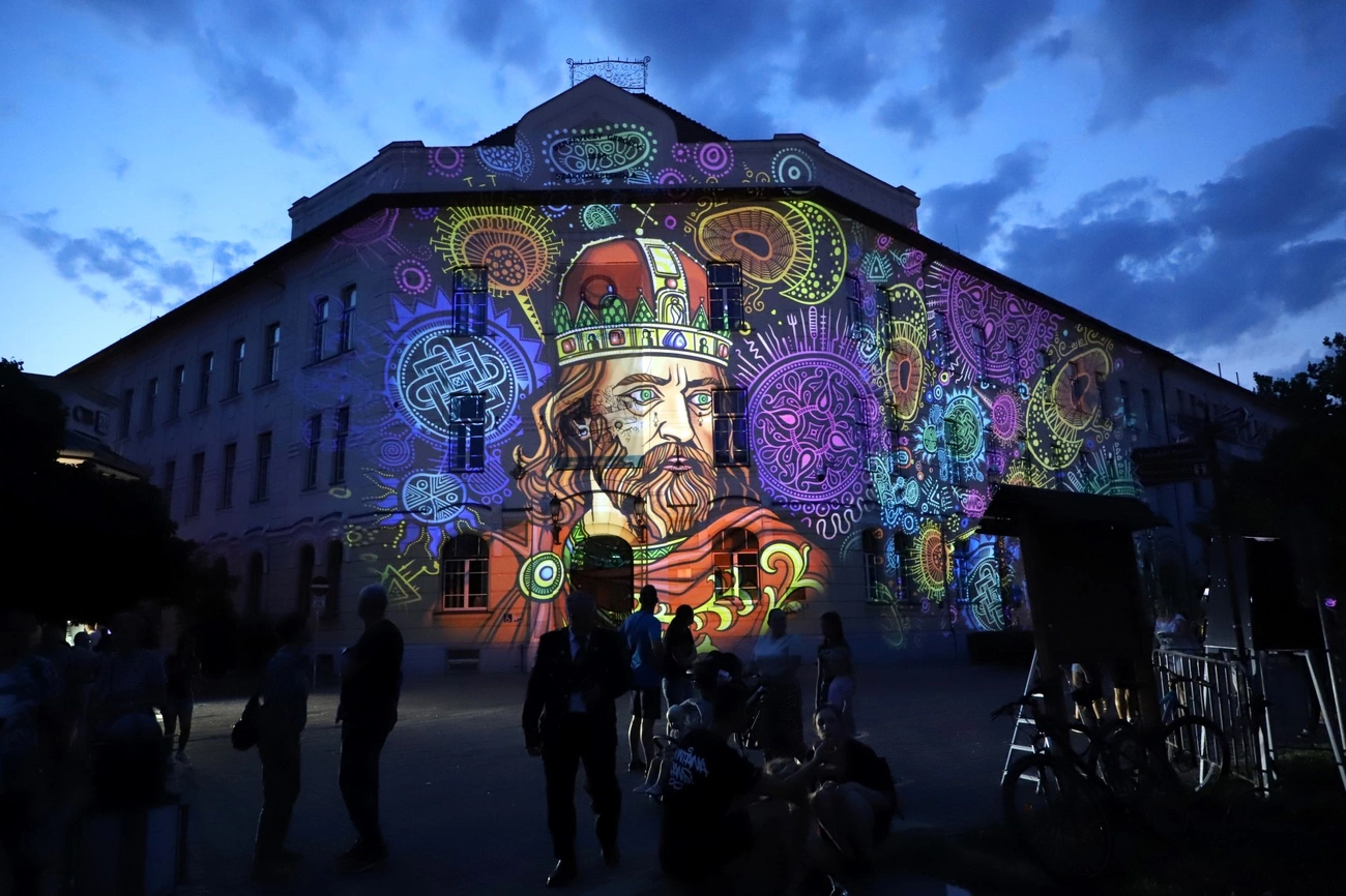 Felvonulás és Tündöklő fényjáték a Hősök terén