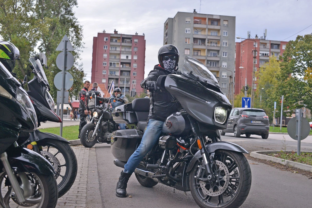 Motoros felvonulás Léniért