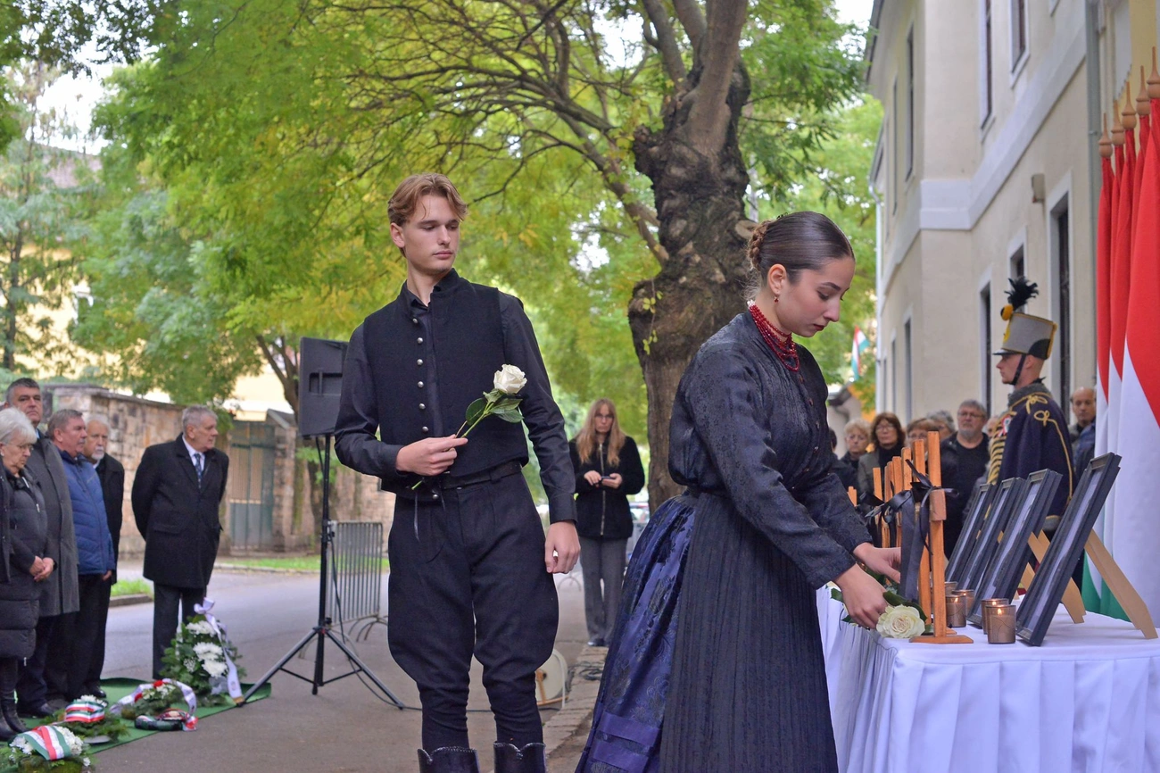 Aradi vértanuk napja