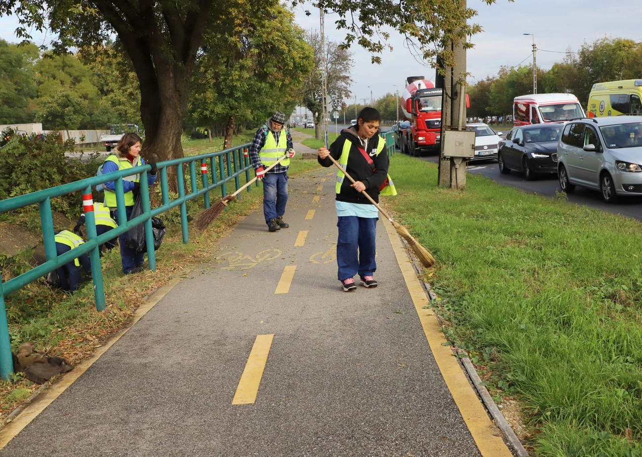 Takarítás, parkolási útburkolati jelek festése a Szentpéteri kapuban