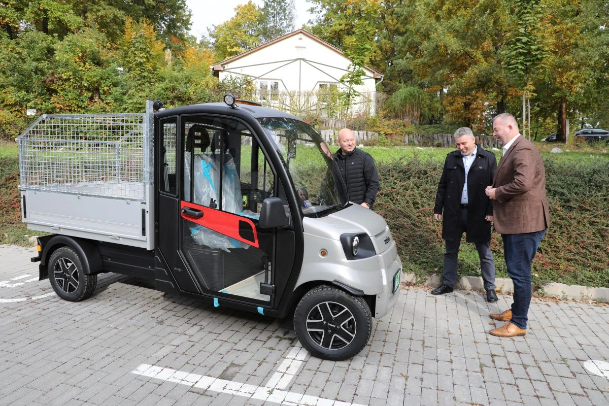 Új elektromos autó átadása a Miskolci Állatkertben. Fotó: Juhász Ákos