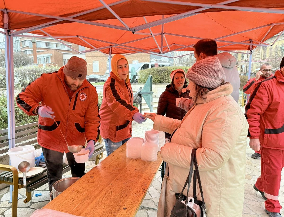 Ételosztás a Szinva teraszon