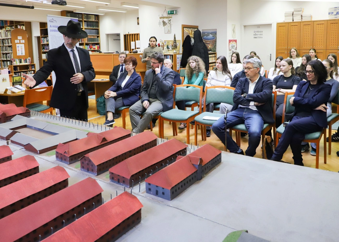 Makett kiállítás a holokauszt 80. évfordulóján a Földesben