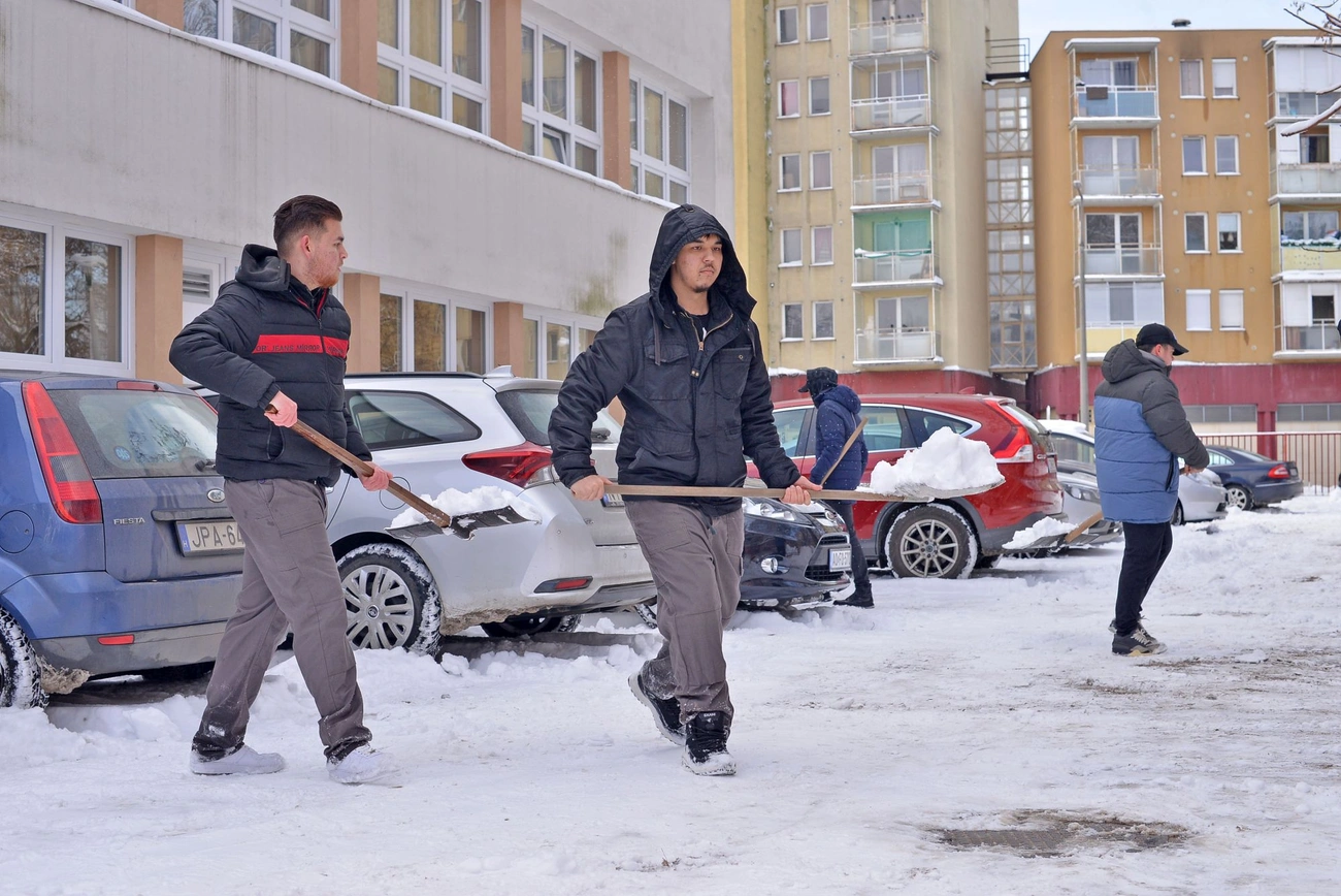 Középiskolások havat lapátolnak