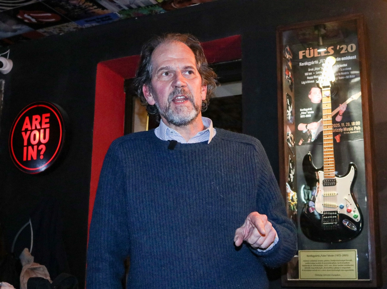 Kerékgyártó Füles István gitár vitrin avató a Grizzly Music Pubban