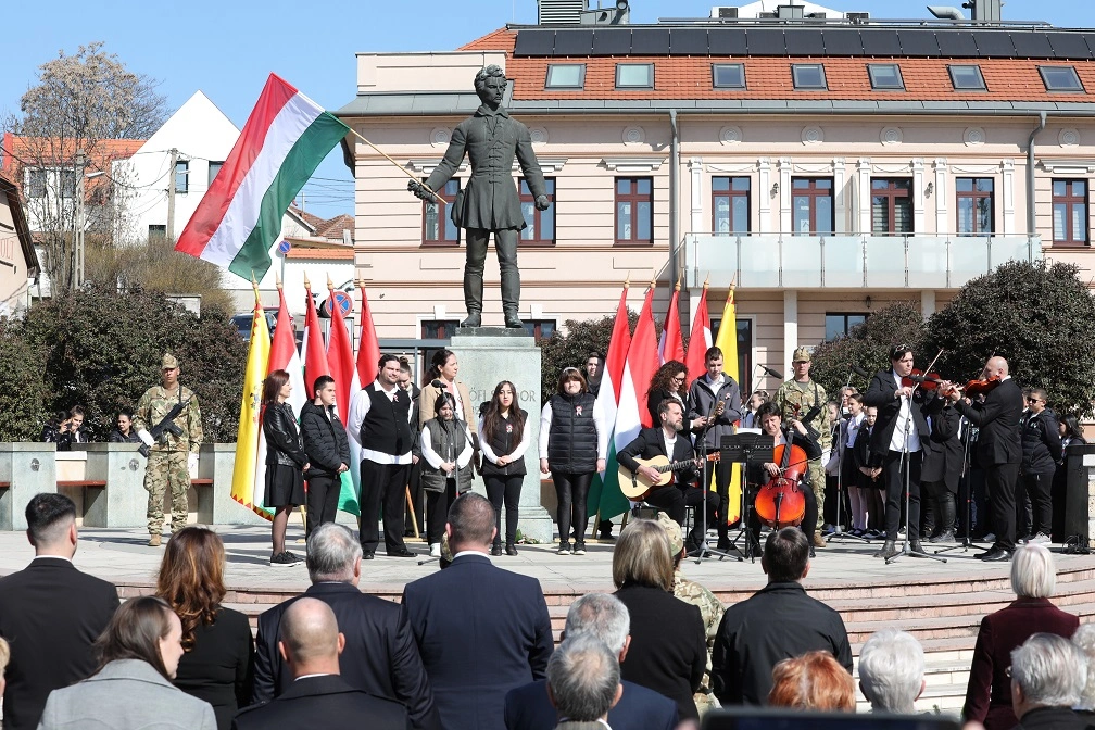 Március 15-ei megelékezés a Petőfi téren