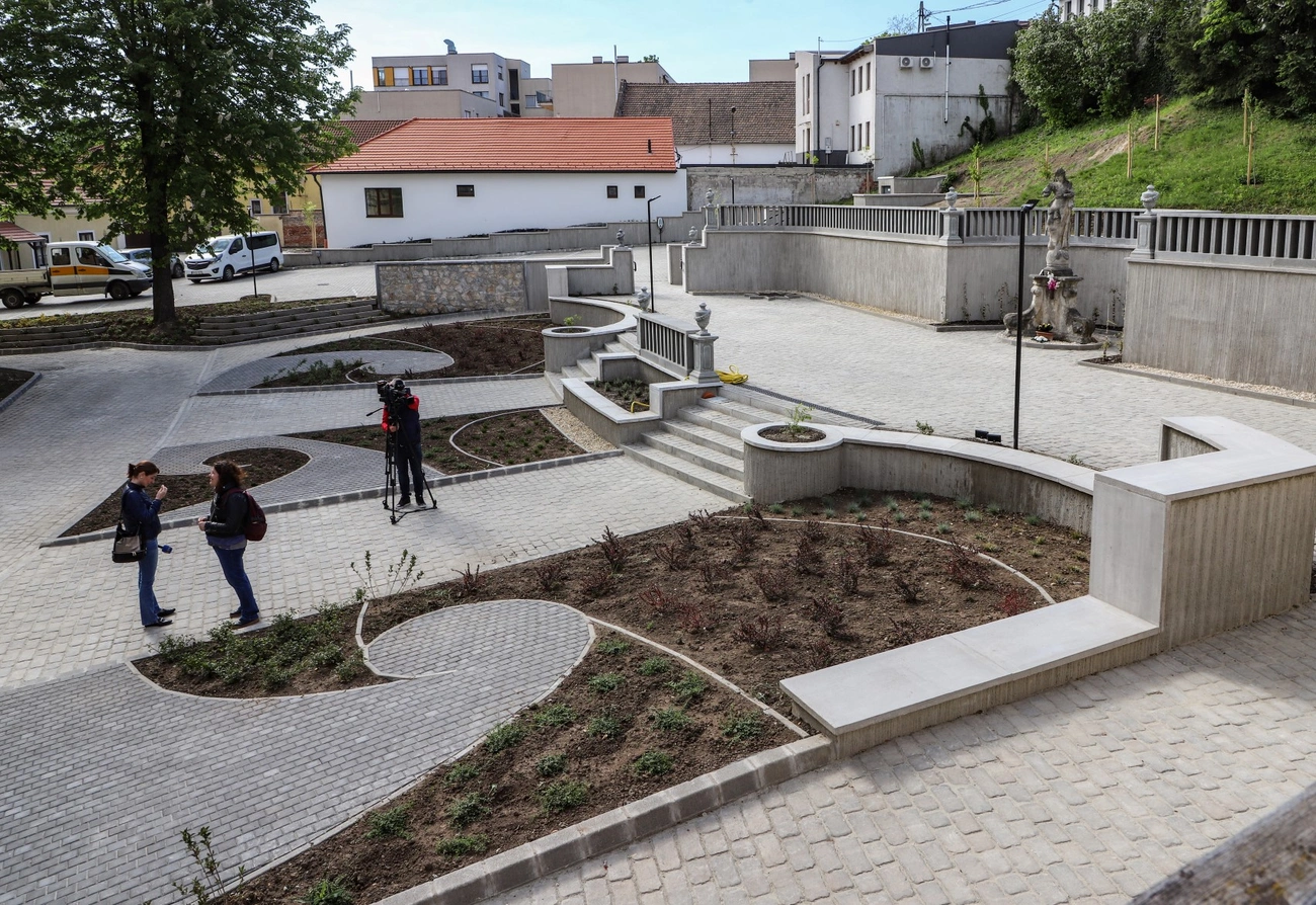 Megújult a Mimdszenti templom udvara